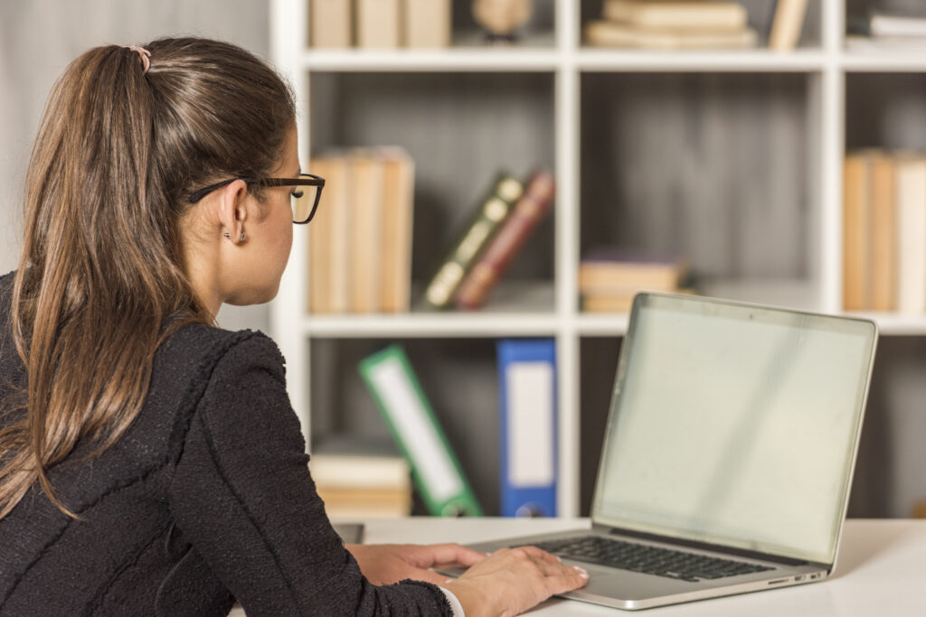 mujer trabajando en laptop sin visibilidad digital contenido sin posicionamiento SEO
