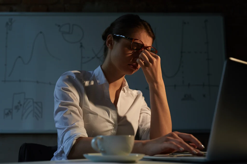 mujer trabajando de noche laptop esfuerzo digital resiliencia crecimiento profesional marketing