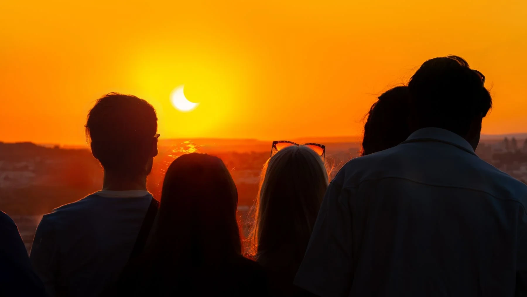 personas mirando al eclipse solar fijamente