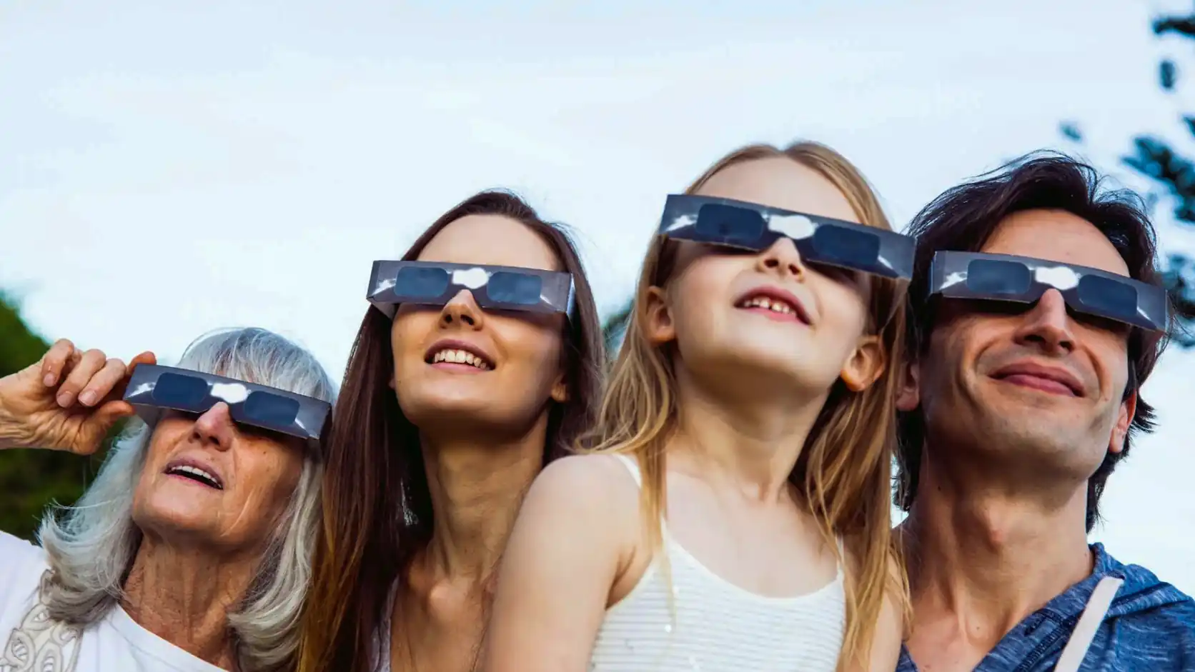 personas mirando directamente un eclipse solar